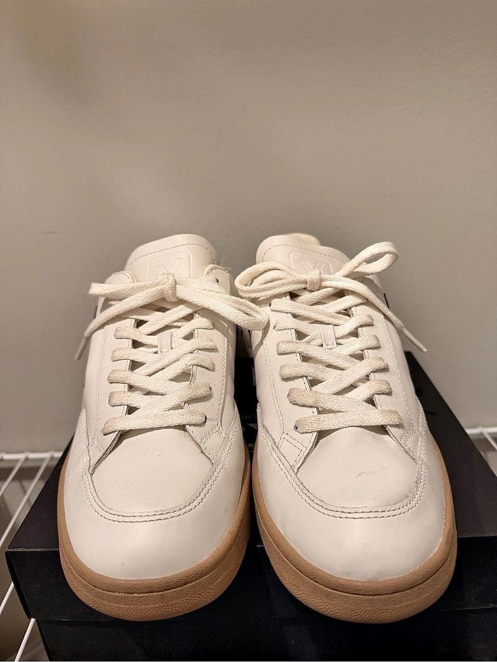 Veja V-12 White & Black Sneakers Like New